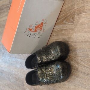 💚Sanita Koi Metallic Olive Green Reptile Print Clogs Women's 37 Euro(6.5-7 US)